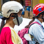 Rollerfahrerinnen mit Atemmasken