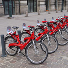 Das Bild zeigt aufgereihte Leihräder in rot an einer Leihstation. 