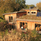 Ein Wohnhaus mit Solarkollektoren