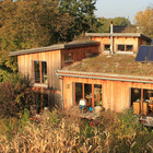 Auch im Baubereich zeigt sich, wie die Arbeitswelt "grüner" wird. (Foto: Superikonoskop/commons.wikimedia.org/CC BY-SA 3.0) Ein Wohnhaus mit Solarkollektoren