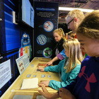 Schülerinnen und Schüler erhalten durch Citizen Science einen anschaulichen Einblick in die wissenschaftliche Arbeit, oft in einer Form, die für sie besonders attraktiv ist. Kinder erforschen das Weltall