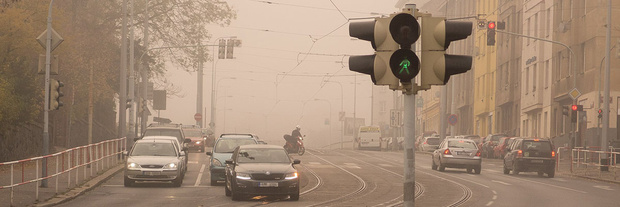 Eine Straßenkreuzung im Smog