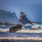 Die Biodiversität des Atlantiks ist noch weitestgehend unerforscht. Foto des Atlantiks mit Felsen.