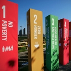 SDGs: 17 Ziele für nachhaltige Entwicklung Einzelne Säulen sind mit den Nachhaltigkeitszielen bedruckt.