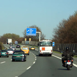 Autos, Motorräder und Busse auf einer deutschen Autobahn