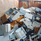 Ein Haufen alter Computer, die wild aufeinandergestapelt wurden. 