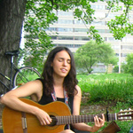 Gitarrenspielerin im Park