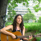 Gitarrenspielerin im Park