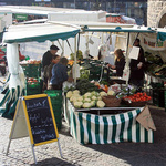 Obst- und Gemüsestand auf einem Biomarkt