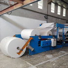 Die Papierherstellung ist belastend für die Umwelt, weil sie enorme Mengen an Holz, Energie und Wasser erfordert. Eine blaue Papiermaschine