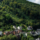 Bewaldeter Hanf im Sauerland mit einigen anliegenden Häusern.