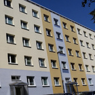 Die Front einer Häuserreihe mit symmetrisch angeordneten Fenstern.