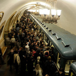 Menschenmasse strömt in U-Bahn