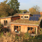 Ein Haus in der Abendsonne, das aus nachwachsenden Baustoffen (Holz) gebaut ist. 