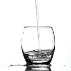 Wasser fließt in Glas.