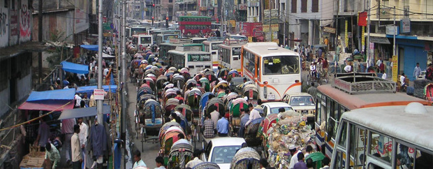 Verkehrsstau aus Fußgängern, Bussen und Rikschas