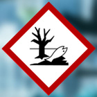 Einige PFC-Verbindungen sind weltweit in der Umwelt verbreitet. Gefahrsymbol: Umweltgefährlich