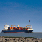 Großes Containerschiff fährt in Meer.