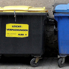 Zwei Müllcontainer für Plastik- und Papiermüll