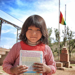 Ein Mädchen aus Bolivien zeigt ihr Schulheft.
