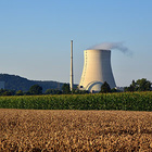 Kernkraftwerk vor einem Feld