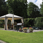 Englischer Rasen mit Pavillon