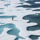 Polarforscher:innen, die auf einer Eisscholle proben entnehmen.