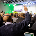 Mann mit Headset meldet sich auf einer UN-Klimakonferenz zu Wort