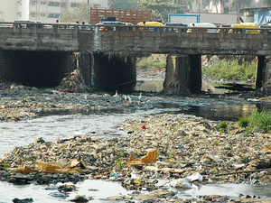 Mumbai: Müll und Wasserverschmutzung