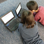 Kinder mit Laptops