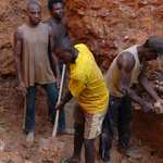 Arbeiter in Mine graben nach Rohstoffen.