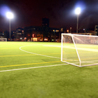 Ein beleuchtetes Fußballfeld während der Nacht. 