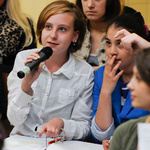 Schüler diskutieren am Mikrophon