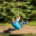 Junge auf Seilbahn