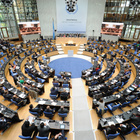 Ein Konferenzsaal, in dem viele Abgeordnete sitzen.