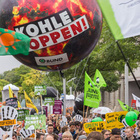 Menschen gehen regelmäßig für den Umweltschutz auf die Straße Menschen gehen regelmäßig für den Umweltschutz auf die Straße