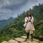 Ein Porträt eines indigenen Koguis auf einer der Terrassen in Ciudad Perdida, Kolumbien.