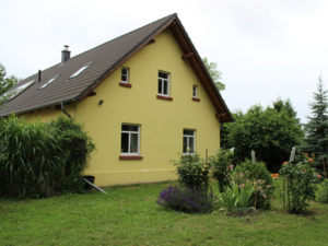  Modernes Haus mit konventionellen Baustoffen