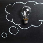 Ideen entwickeln Illustration: Lampe in einer "Gedankenblase"