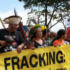 Aktivisten tragen Banner gegen das Fracking und fordern das Ende des Öl-Zeitalters. Indigene Menschen auf einer Demo gegen Fracking.