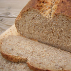 Brot Nahaufnahme eines Laib Brots, von dem eine Scheibe abgeschnitten wurde.