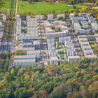 Eine Neubausiedlung am Stadtrand im Grünen