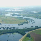 Luftbild: Blick auf die mäandernde Elbe und teilweise überflutete Flussauen