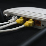 WLAN-Router mit Netzkabeln