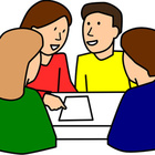 Schüler während einer Gruppendiskussion um einen Tisch