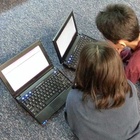 Kinder arbeiten mit Laptops