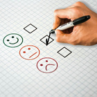 Die Schüler/-innen finden durch eine eigene Umfrage heraus, ob Erwachsene im Vergleich zu Jugendlichen Klima- und Umweltschutz unterschiedlich bewerten. Drei Smileys mit Kästchen dahinter