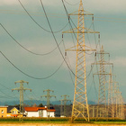 In Verbindung mit der Energiewende ist der Netzausbau nötig. Stromtrassen in der Nähe von Wohnhäusern.