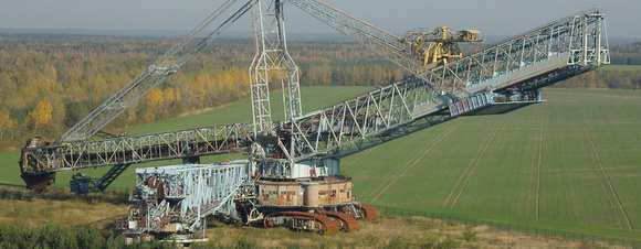 Stillgelegter Bagger bei Meuro in Brandenburg. Der ehemalige Tagebau wird rekultiviert und zum Teil geflutet. Stillgelegter Bagger des ehemaligen Tagebaus bei Meuro