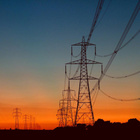 Strommasten mit einem Sonnenuntergang im Hintergrund